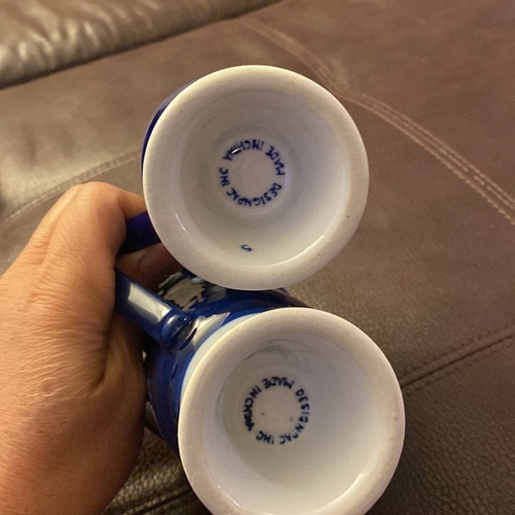 Vintage Asian Royal Blue and White Leaf classic ceramic hand-painted set of two - Picture 4 of 5